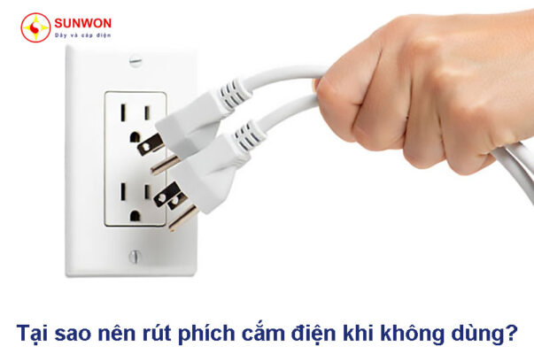 Tại sao nên rút phích cắm thiết bị khi không dùng