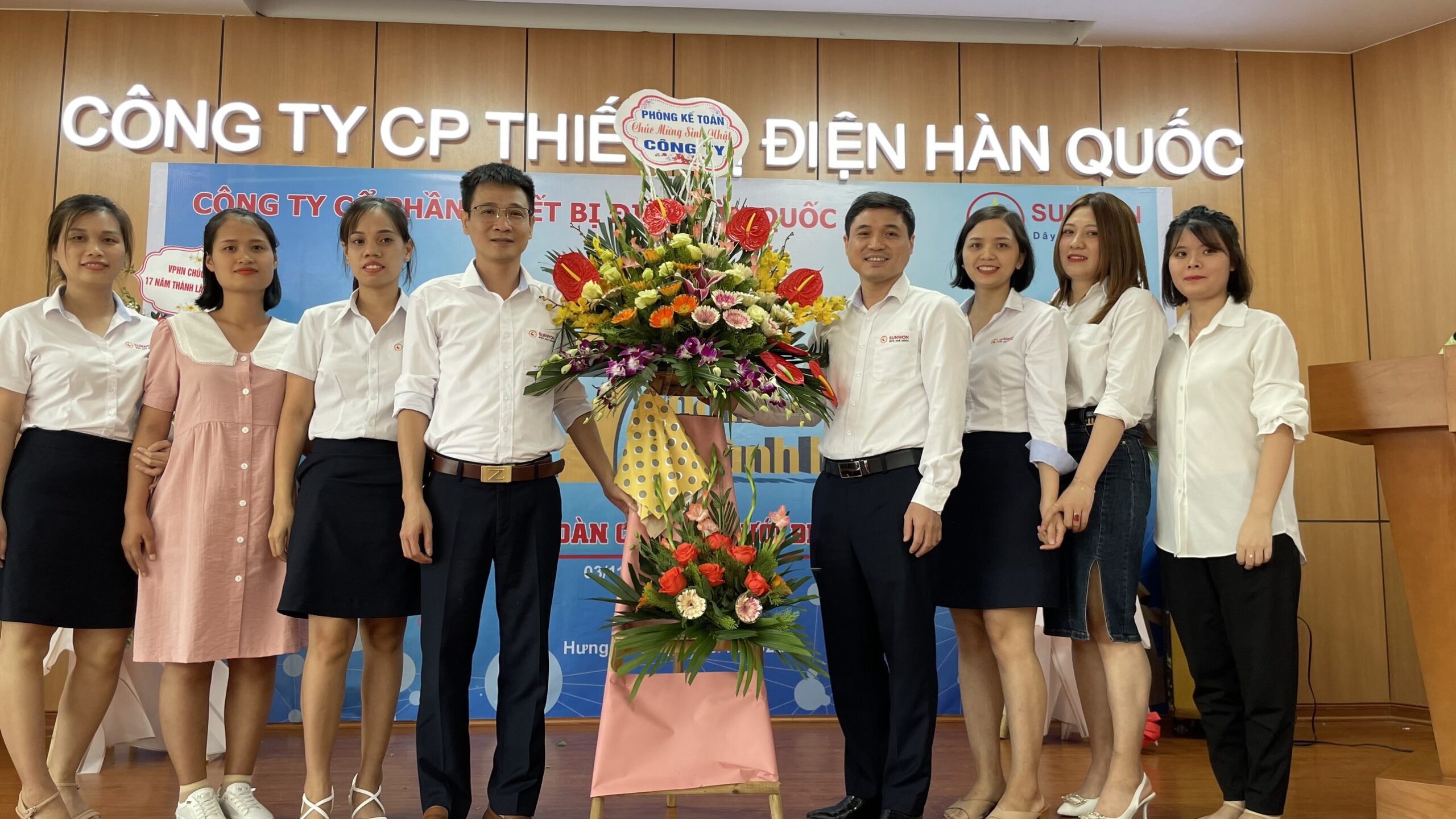 Cán bộ nhân viên phòng kế toán tặng hoa chúc mừng BLĐ