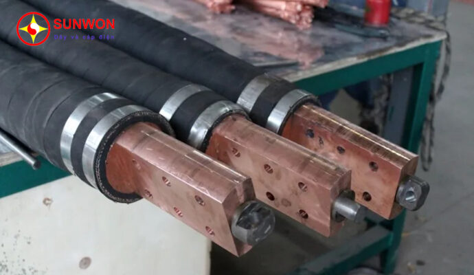 cáp-làm-mát-bằng-nước-dùng-cho-các-lò-luyện-kim