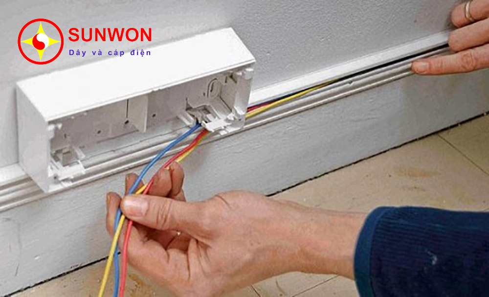 khay-cáp-nhựa-được-sử-dụng-để-lắp-đạt-&-bảo-vệ-dây-điện-trong-tòa-nhà