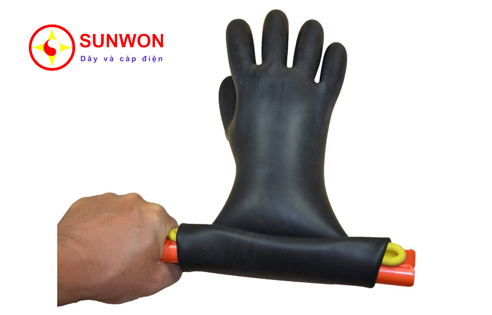 kiểm-tra-găng-tay-có-lỗ-thủng-không-bằng-cách-cuộn-lại