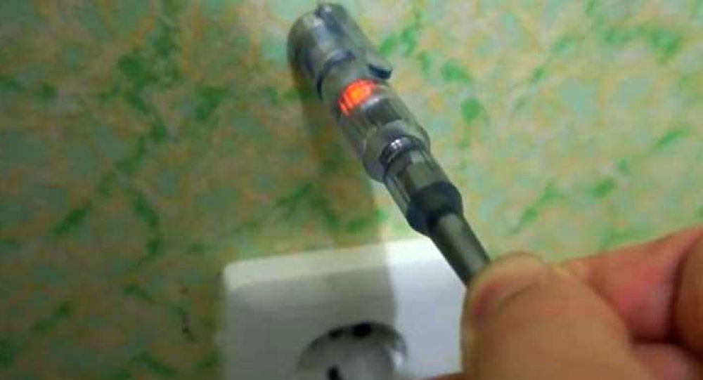 dof-dây-điện-bằng-bút-thử-điện